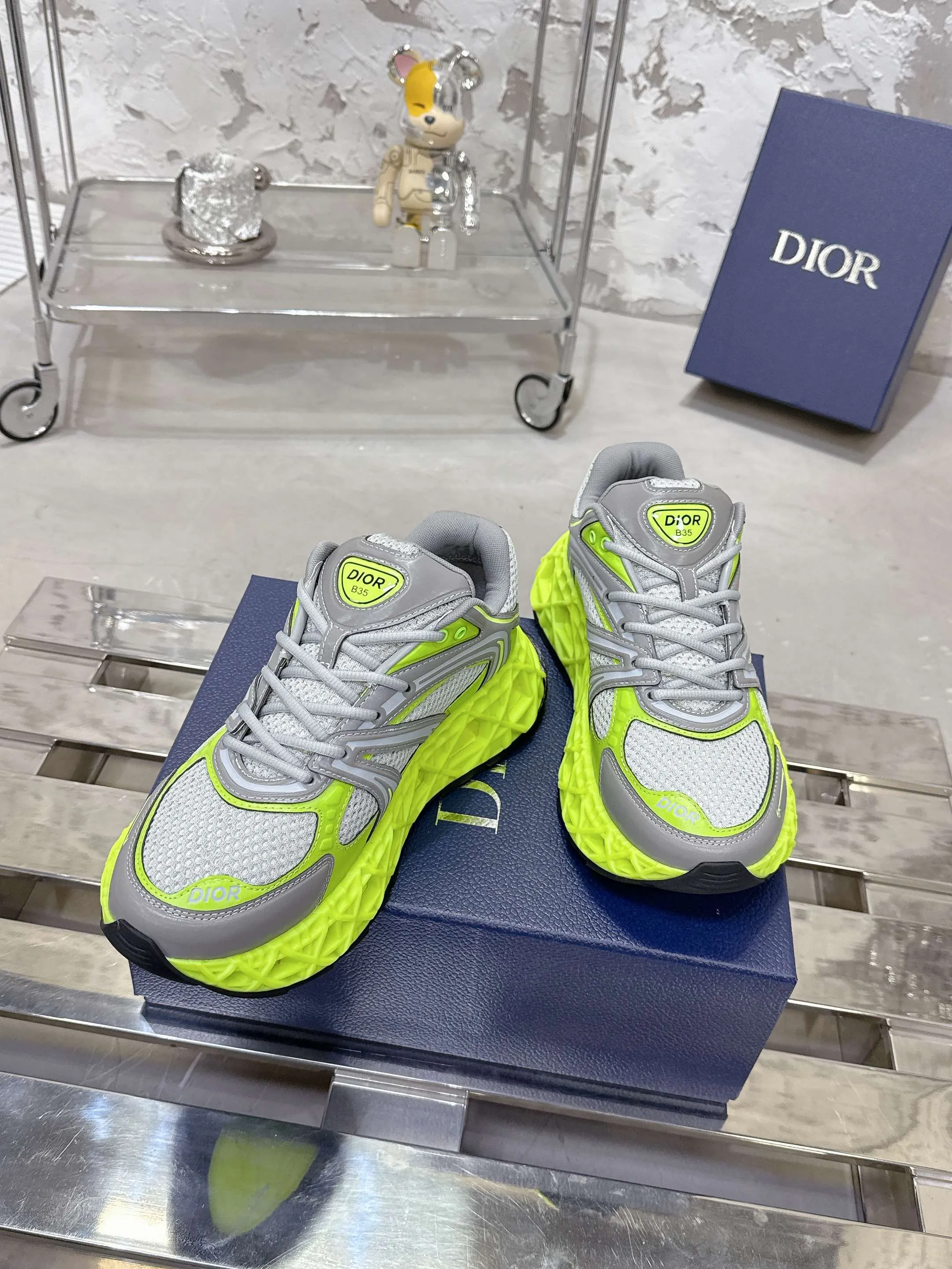 Factory price 780💰 Top version! ! ! Dior (B35) DIOR spring and summer men's wear show, the show was held at the Valle de Grasse School in Paris. Kim Jones drew inspiration from the works of South African artist Hylton Nel. The details of the shoes, clog soles and tribal elements, cleverly blended luxury craftsmanship and practicality, with fresh childishness and bright temperament, creating a new season hot spot. Dior KAWA Dior co-branded casual sports shoes reinterpret running shoes with Dior's high-end style. B35 is made of fine-textured leather and mesh fabric materials. It can be worn in all seasons, is comfortable and breathable, and has multiple lines on the shoe body to outline details. It has a full retro three-dimensional feel and can create a casual look all year round! Fabric: Cowhide/customized cloth material Lining: Imported breathable mesh Outsole: Original molded outsole Size: 39-46 (customized at 45.46)